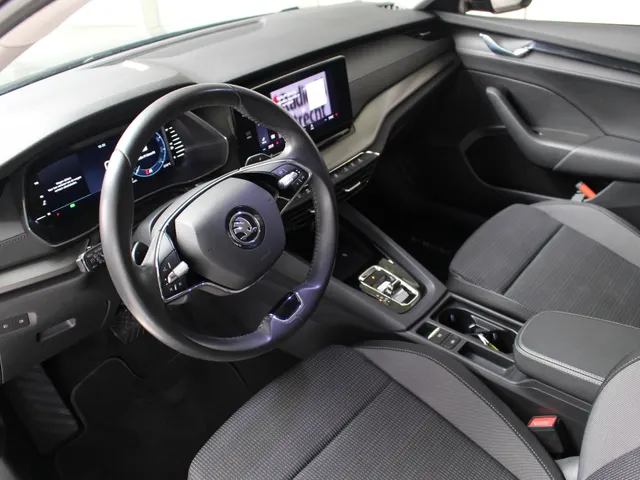 Škoda Octavia Combi 1.0 e-TSI Business Edition Navigatie | Parkeersensoren achter | Led verlichting | El. achterklep