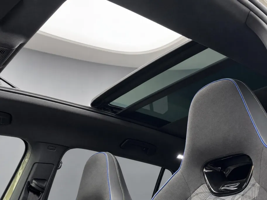 Volkswagen Tayron 1.5 eHybrid 272pk DSG R-Line Edition · Panoramadak · Inklap. Trekhaak · 360 Camera · Matrix LED · Dodehoeksensor · Stuur- & Stoelverwarming · Garantie t/m 16-02-2030 of 100.000km