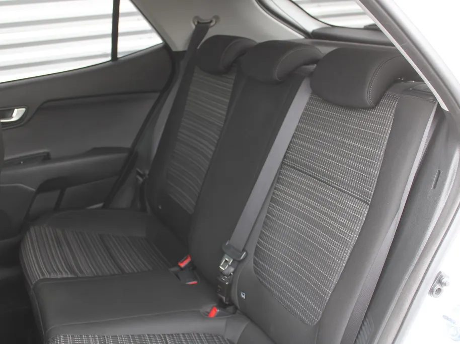 Kia Stonic 1.0 T-GDi MHEV DynamicPlusLine | Stuur-/stoelverwarming | Camera | Cruise | Clima | LED | Navi | 16' LM | Keyless |