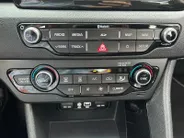 Kia Niro 1.6 GDi Hybrid DynamicLine | Trekhaak Vast + 13-Polige Stekker | All-Seasonbanden | Apple Carplay / Android Auto | Navigatiesysteem | Parkeersensoren + Camera Achter | Cruise Control | Rijstrooksensor + Correctie