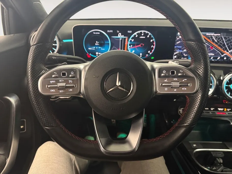 Mercedes-Benz A-Klasse 200 Launch Edition Premium AUTOMAAT AMBIENT LIGHT NAVI AIRCO CAMERA CRUISE CONTROLE AMBIANCE VERLICHTING APPLE CARPLAY ANDRIOD AUTO AMG PAKKET ZEER MOOIE AUTO