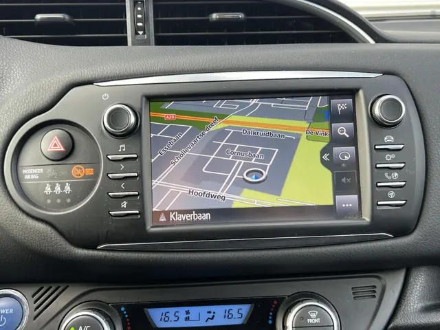 Toyota Yaris 1.5 Hybrid Bi-Tone Automaat | 16' Lichtmetalen Velgen | Climate Control | Elek. Raambediening