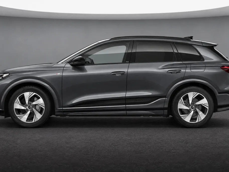 Audi Q6 e-tron S edition 83 kWh 252 PK · Trekhaak elek. wegklapbaar · Optiekpakket zwart · Zwart lederen S-line bekleding