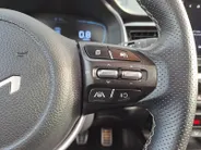Kia Stonic 1.0 T-GDi MHEV GT-PlusLine 1e Eigenaar | Meest luxe uitvoering | Schuif-/kanteldak | Metallic lak | Cruise Control | camera | Carplay | Fabrieksgarantie | NAP