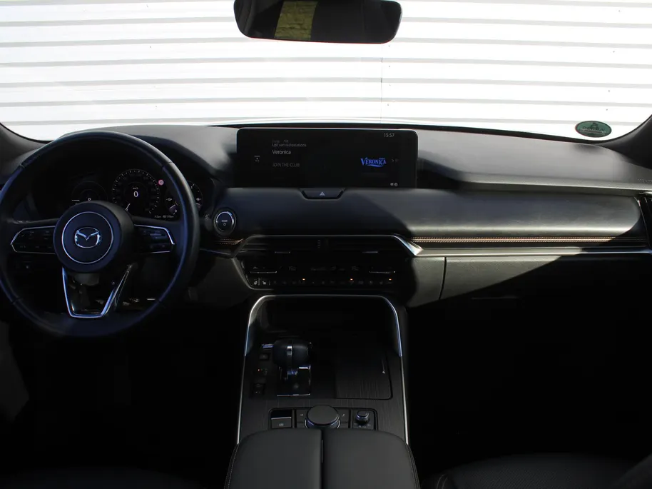 Mazda CX-80 2.5 e-SkyActiv PHEV Homura Plus | Trekhaak | Stuur-/stoelverwarming + ventilatie | 360 Camera | Schuifdak | Elek. stoelverst. | 20' LM | Leer | 7-zits |