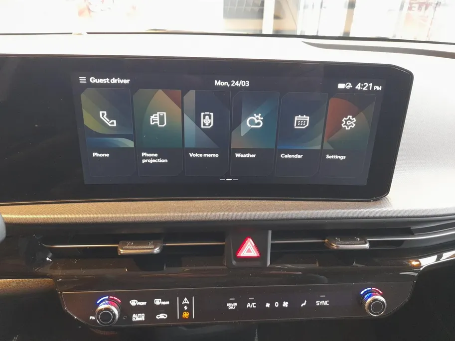 Kia EV6 Light Edition 63 kWh Nieuw model | Navi | Stoelverwarming vόόr en stuurwielverwarming | Achteruitrijcamera | Fabrieksgarantie t/m 30-4-2032 + 3x 1 jaar* | NAP