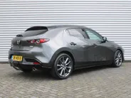 Mazda 3 2.0 e-SkyActiv-G M Hybrid 122 Luxury | Trekhaak | Stuur-/stoelverwarming | Leer | 360 Camera | Stoelgeheugen | 18' LM | HUD | LED | Cruise adapt. |