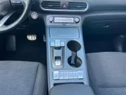 Hyundai Kona EV Fashion 64 kWh | Warmtepomp | Navigatie | Apple Carplay & Android Auto | Adaptive cruise control | Open dak | Head-up display | Achteruitrijcamera |