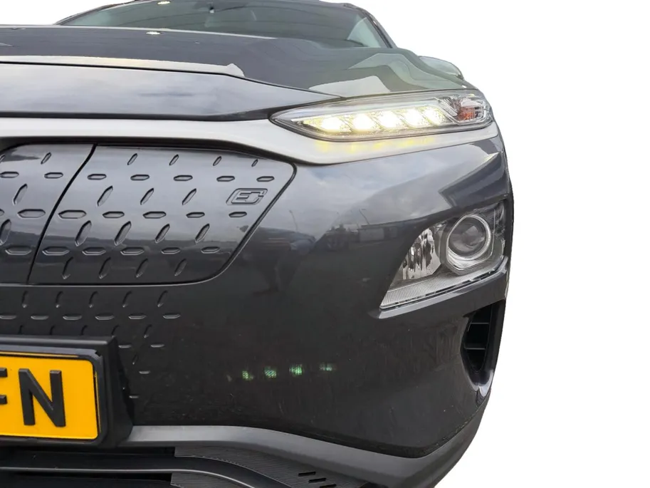 Hyundai Kona EV Fashion 64 kWh | Zeer nette auto | 100 % SOH | Stoelverwarming | Navigatie | Apple CarPlay & Android Auto | Achteruitrijcamera | Dealer onderhouden |