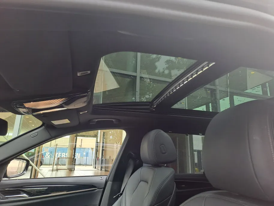 BMW 5 Serie Touring 530e xDrive M SPORT | Pano | Harman Kardon | 360 Camera | Head up | Elektrisch Wegklapbare Trekhaak | Voorstoelen verwarmd | Navigatie | Apple Carplay/Android Auto | Leer