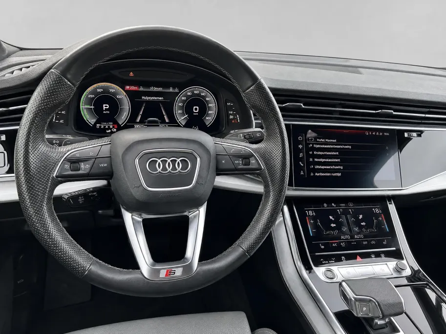 Audi Q7 55 TFSIe 280kW/381PK quattro S Line · Panoramadak · Trekhaak · Luchtvering · 360gr camera · Dodehoeksensor · 21'' · Servosluiting · Adaptive Cruise Control ·