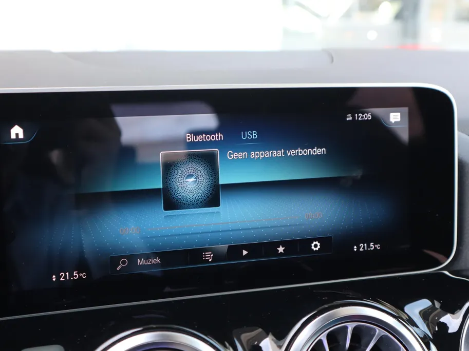 Mercedes-Benz GLA 200 Business Solution AMG l Trekhaak l Panoramadak l Stoelverwarming