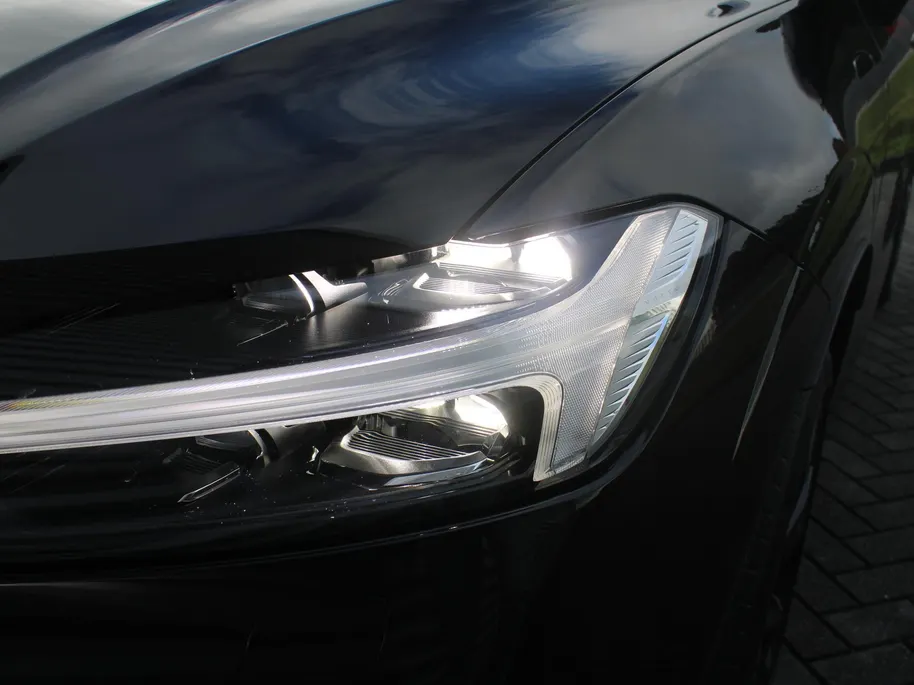Volvo XC60 2.0 T8 Plug-in hybrid AWD Ultimate Black Edition | Trekhaak elektr. | Luchtvering | Schuifdak | Leer | Geheugenstoelen | B&W audio | Stoelventilatie | Winterset | Zeer nette auto |
