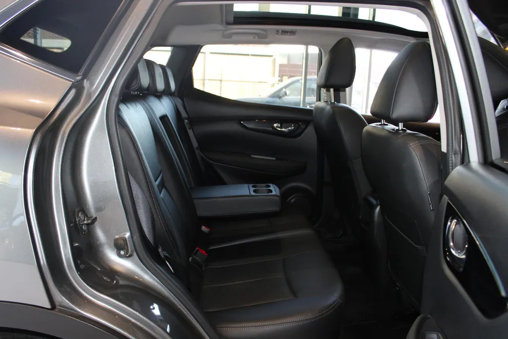 Nissan QASHQAI 1.2 Tekna | Automaat | Lederen bekleding | Electrische Stoel verstelling | 360grd camera | Parkeersensoren voor en achter | Dodehoek sensoren | Nette auto met weinig kilometers | Stoel verwarming |