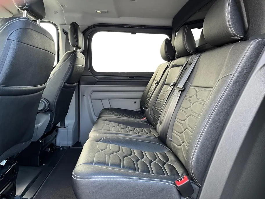 Ford Transit Custom 320 2.5 PHEV L2H1 Black Platinum DC EXCL. BTW &  | 233 pk Automaat | Lederen bekleding | Navigatie | Treeplanken | LM velgen 17' zwart | 360 graden camera | Dubbele schuifdeur
