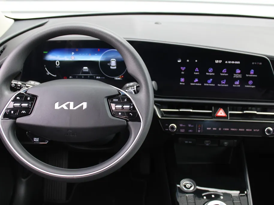 Kia Niro EV Light Edition 64.8 kWh | Camera | Cruise adapt. | Clima | 17' LM | Navi | Keyless | All season banden | 17% bijtelling |
