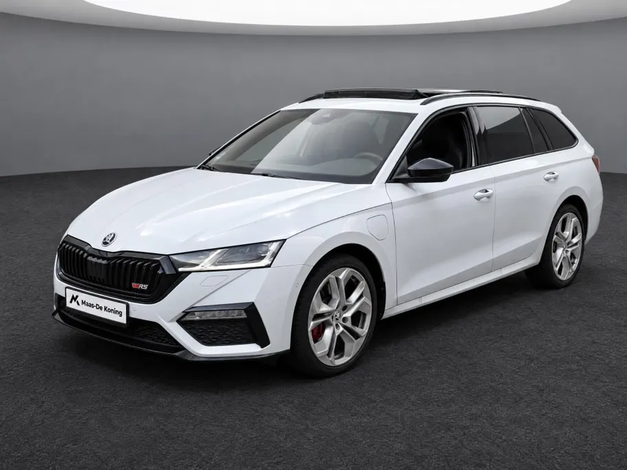 Škoda Octavia Combi 1.4 TSI RS iV PHEV 245pk DSG Business · Trekhaak inklap · Panoramadak · Camera · Head-Up Display · Dodehoeksensor · Keyless · Matrix LED ·