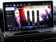 Volkswagen Golf variant R-Line Edition 1.5 eTSI 150 pk 7 versn. DSG · Assistance Pakket Plus · Panoramaschuif-kanteldak · Trekhaak inklapbaar, met elektrische ontgrendeling · Prijs is inclusief inruilpremie · MEGA SALE