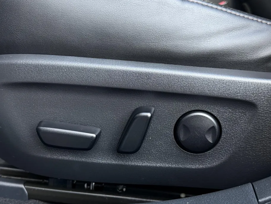 Mazda 3 2.0 e-SkyActiv-G M Hybrid 122 Comfort met Bose | Apple Carplay / Android Auto | Navigatiesysteem | Licht + Regensensor | Elektrisch Verstelbare Bestuurderstoel  | Stoel + Stuurverwarming | Parkeersensoren Voor + Achter | Camera Achter | 18'Lichtmetalen ve