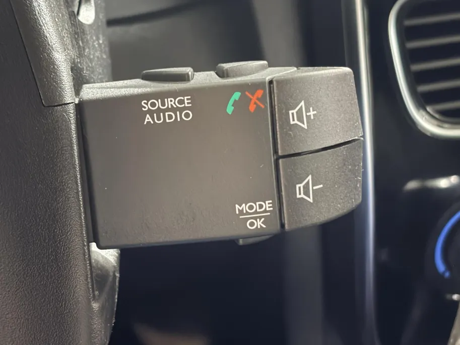 Renault Clio 90PK TCe Limited | Camera | Airco | Cruise Control | Lichtmetalen Velgen | Bluetooth | Keyless Entry | Elektrische Ramen & Spiegels | Parkeersensoren | Armsteun |