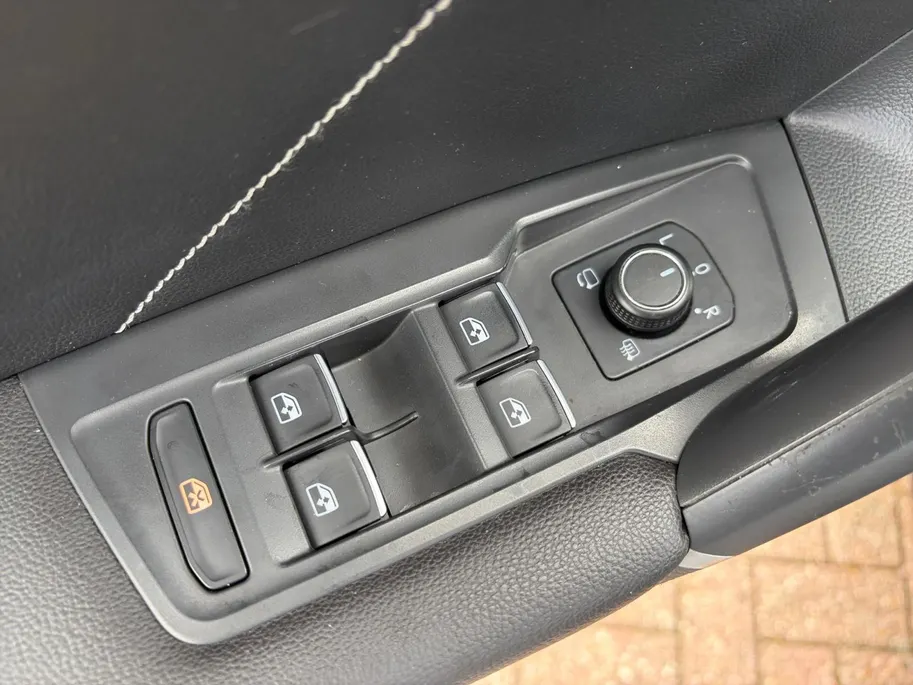 Volkswagen Tiguan Allspace 1.4 TSI Highline 7p. *Automaat*Navi*Schuif/kanteldak*Climate Control*Trekhaak*Stoelverwarming*Lederen bekleding*Parkeerhulp*Elekt. Achterklep*Vol opties!