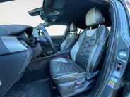 Toyota C-HR 1.8 Hybrid Bi-Tone | Side Bars| Leer| Lichtmetalen velgen| Stoel verwarming| 4 seizoenbanden| Afneembare trekhaak| JBL speakers| BI-Tone uitvoering| Navigatie| Metalliclak