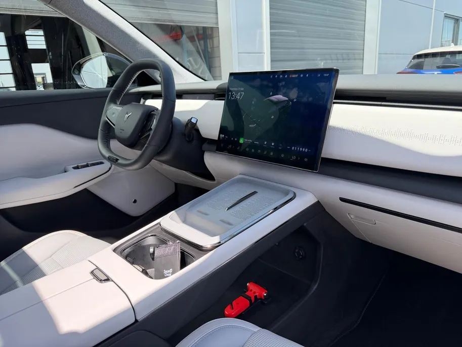 Voyah Courage Business Edition 80 kWh | Demo | Zeer compleet | 476 km range | Open dak | Stoel koeling & verwarming & memory |