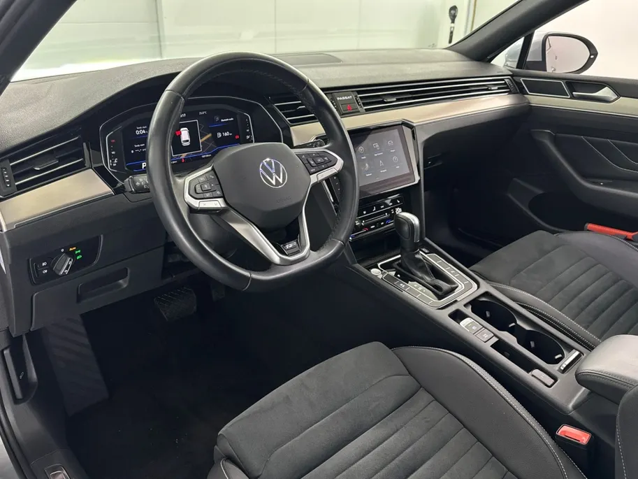 Volkswagen Passat Variant 1.5 TSI R-Line Business + DSG Automaat | Panoramadak | Trekhaak | Elektrische Stoelen