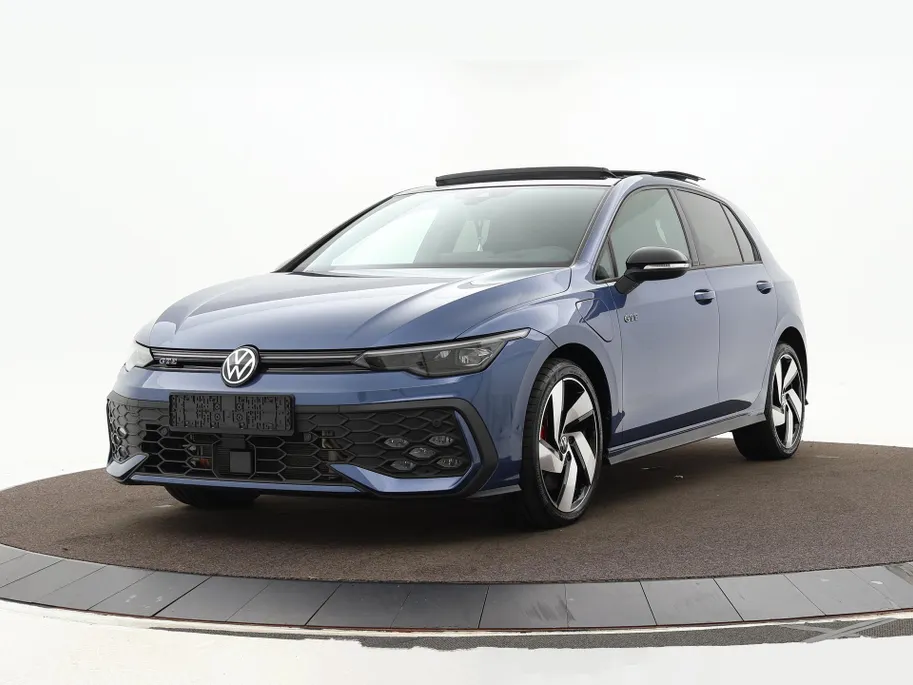 Volkswagen Golf 1.5 eHybrid GTE · Panoramadak · Camera · Inklap. Trekhaak · Matrix LED · Head-Up Display · Dynamic Chassis Control · Garantie t/m 17-07-2030 of 100.000km