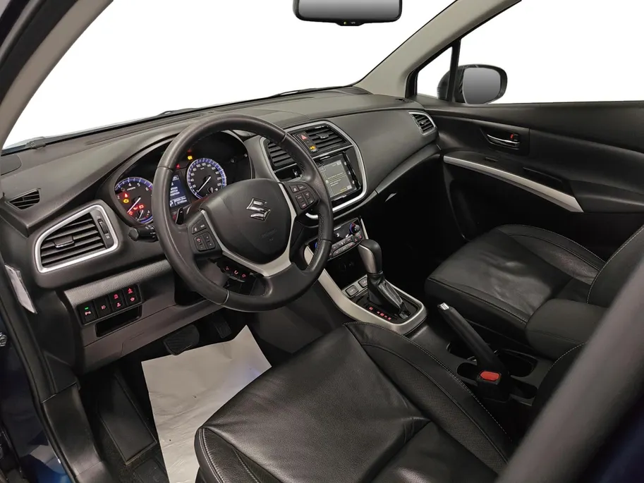 Suzuki S-Cross 1.4 Boosterjet Stijl AUTOMAAT NAVI AIRCO CAMERA ADAPTIEVE CRUISE CONTROLE APPLE CARPLAY ANDROID AUTO SCHUIFKANTELDAK LEER ZEER MOOIE AUTO DEALER ONDERHOUDEN