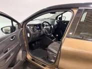 Renault Captur 90PK TCe Intens | All Season Banden | Armsteun | Navi | Camera | Parkeersensoren | Climate Control | Bluetooth | Lichtmetalen Velgen | Licht & Regen Sensor |