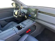 Voyah Courage Business Edition 80 kWh Full Option | Direct Leverbaar | Head Up Display | Stoel koeling,-verwarming & massage | Memorystoelen | 360 Camera | Level 3 Autonoom rijden | Schuif- & Kanteldak | Draadloze Telefoonlader | Elektrische Achterklep |