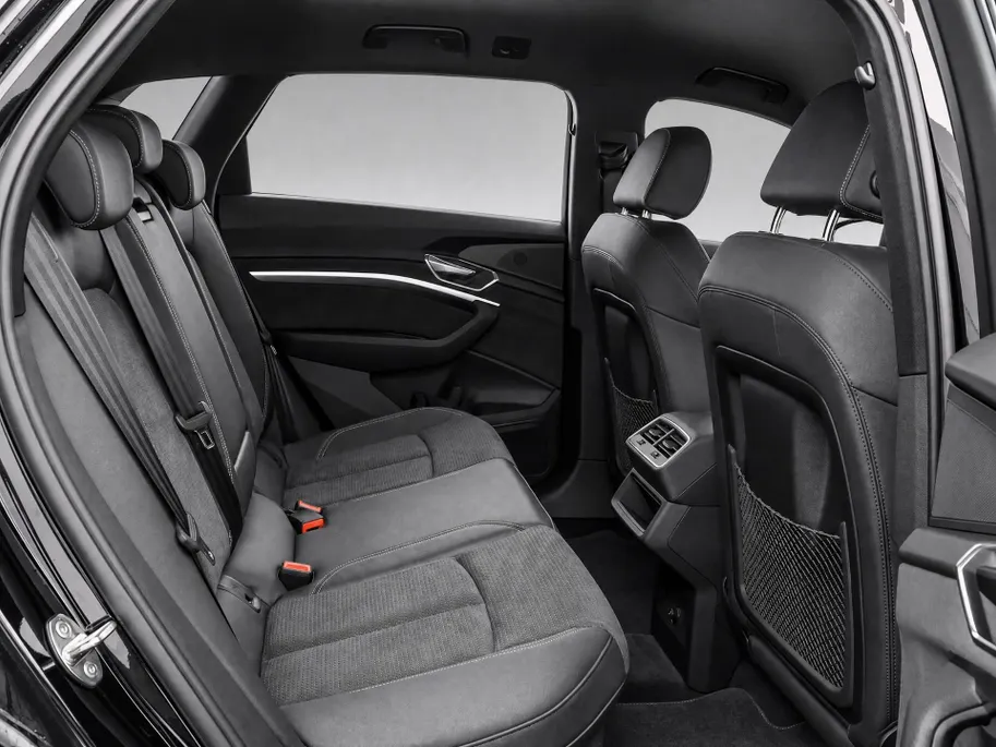 Audi e-tron 55 quattro 95 kWh 408pk S Edition · SOH 96,8% · Camera · Luchtvering · Afneembare Trekhaak · Head-Up Display · Elek. Achterklep · Stoelverwarming · 20'Velgen ·