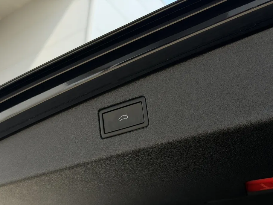 Volkswagen Tiguan 1.5 eTSI R-Line Business | Elektrisch wegklapbare trekhaak | Stoelmassage | Elektrisch bedienbare achterklep | Achteruitrijcamera | Parkeersensoren voor- en achter | Navi | Adaptive cruise control | Sportstoelen