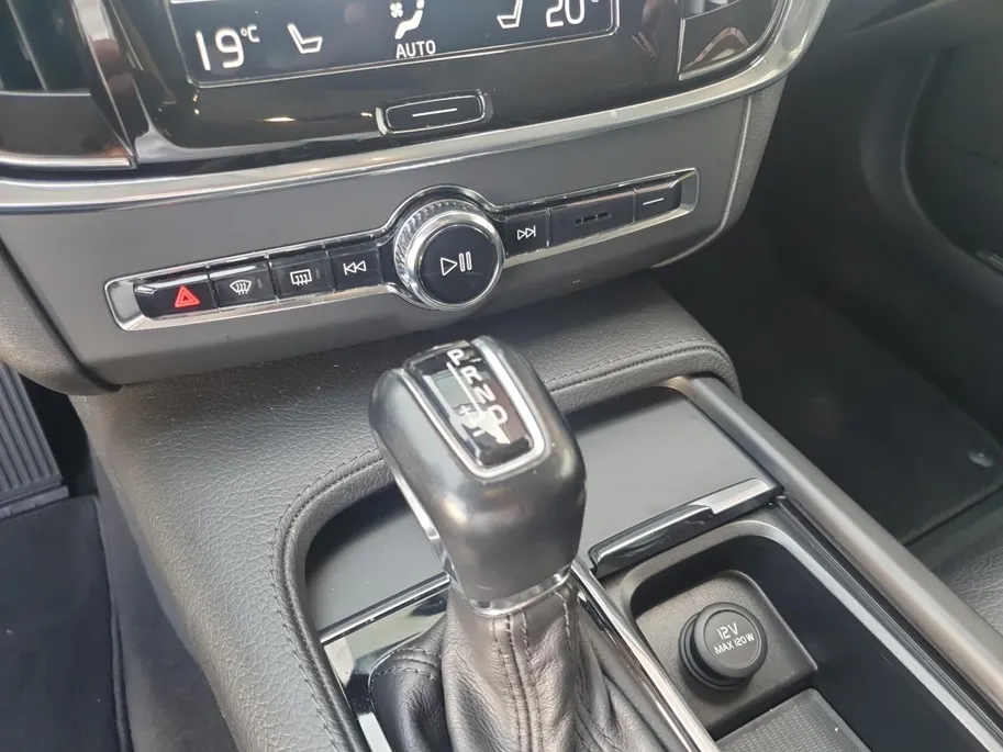 Volvo V90 2.0 T4 Momentum | Stoel en stuurverwarming | Elektrisch bedienbare voorstoelen | Camera | Lederen bekleding | Navigatie | Parkeersensoren voor en achter | Elektrische achterklep |