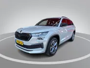 Škoda Kodiaq 1.5 TSI 150pk DSG Sportline Business 7p. · Camera · Inklap. Trekhaak · Keyless · Elek. Bestuurdersstoel + Geheugen · Matrix LED · Garantie t/m 27-05-2028 of 100.000km