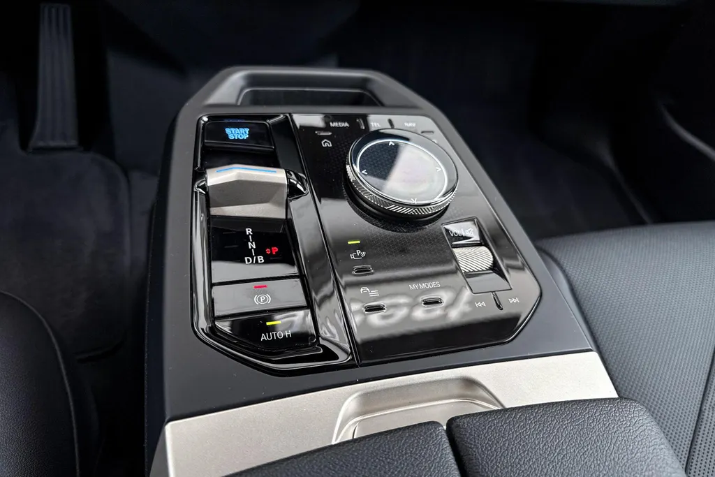 BMW iX xDrive45 101 kWh
