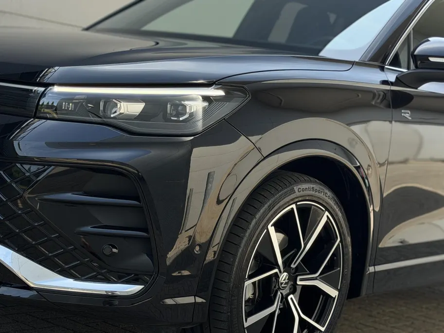 Volkswagen Tiguan 1.5 eTSI R-Line Business | Elektrisch wegklapbare trekhaak | Stoelmassage | Elektrisch bedienbare achterklep | Achteruitrijcamera | Parkeersensoren voor- en achter | Navi | Adaptive cruise control | Sportstoelen
