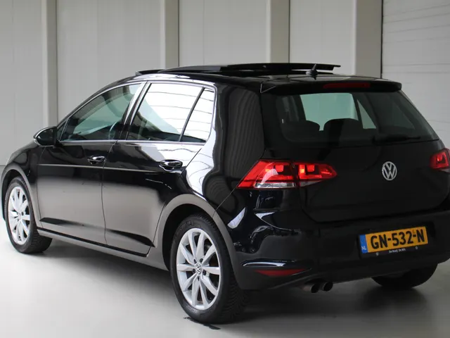 Volkswagen Golf 1.4 TSI Business Edition Connected Navigatie | Camera | Panoramadak | Sportstoelen