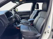 Mitsubishi Outlander 2.4 PHEV Instyle | Trekhaak | Leder | Schuif-kantel dak | Rondom camera | Elektrisch. Achterklep | Stoel en stuurverwarming | Set winterwielen |