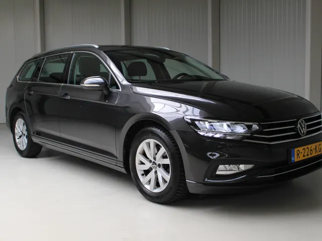 Volkswagen Passat Variant 1.5 TSI DSG Business | Navigatie | PDC + Camera | App Connect