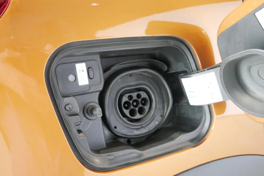 Renault Captur 1.6 E-Tech Plug-in Hybrid 160 Business *Aut*Navi+Camera*Climate*Stoel Verw.*Sportieve Auto!