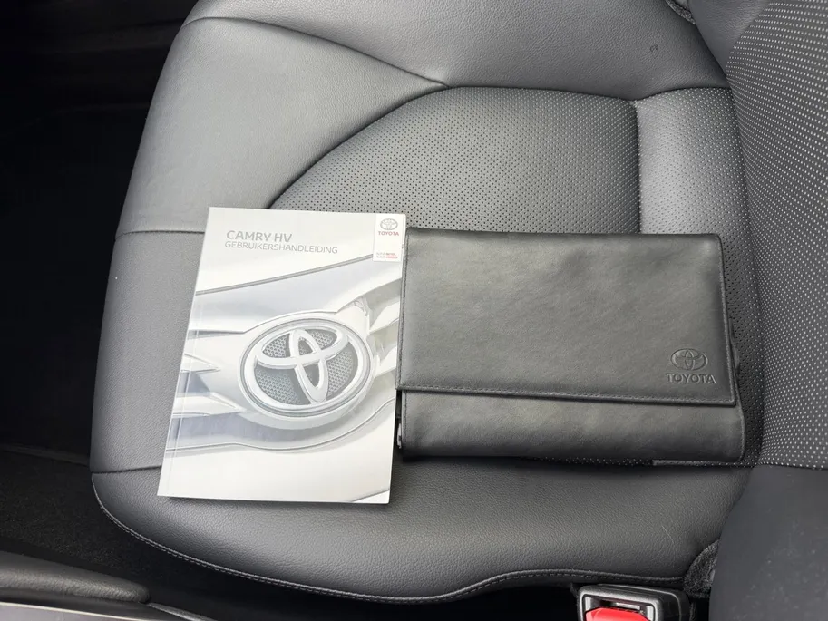 Toyota Camry 2.5 Hybrid Premium LM VELGEN | LEDER | STOELVERWARMING | CRUISE | NAVI | APPLE CARPLAY EN ANDROID