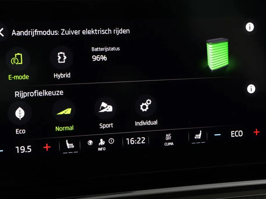 Škoda Octavia Combi 1.4 TSI 245pk DSG RS iV PHEV Business · Panoramadak · Apple/Android Car Play · P-Sensoren · Sfeerverlichting · 18'' Inch ·