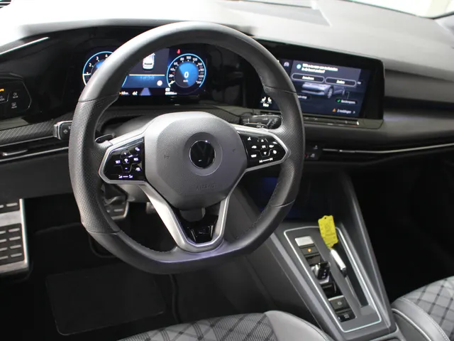 Volkswagen Golf 1.5 eTSI R-Line (2x) DSG | Navigatie | LM '17 | PDC + Camera |  Aut. Airco