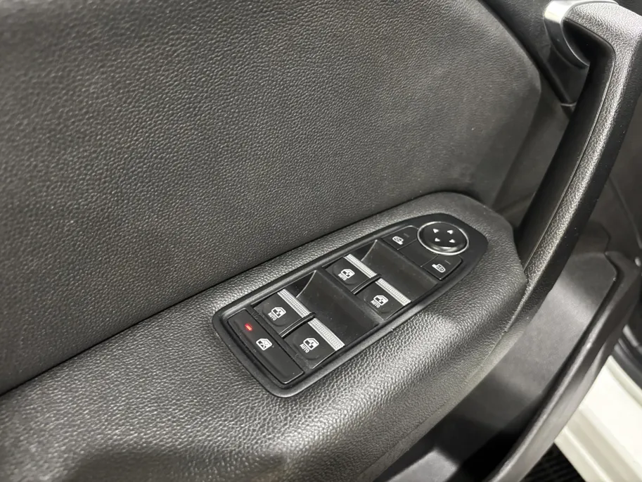 Renault Captur 90PK TCe Intens | 9,3' Navi | Camera | Climate Control | Parkeersensoren | Apple CarPlay/Android Auto | Cruise Control | Lichtmetalen Velgen | Armsteun | Full LED |