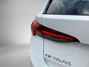 Škoda Octavia Combi 1.4 TSI 204pk DSG PHEV Sportline Business Panoramadak · Stoelverwarming · Apple/Android Car Play ·