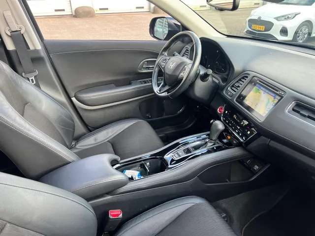Honda HR-V 1.5 i-VTEC Executive AUTOMAAT | PANORAMADAK | CAMERA | PARKEER SENSOREN V+A | NAVIGATIE | HALF LEDER | NED. AUTO |