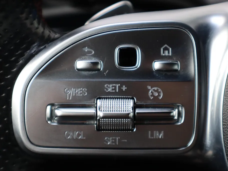 Mercedes-Benz A-Klasse 250 e AMG Line | HUD | Multispaak | LED | Navigatie | Camera | Automaat