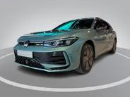 Volkswagen Passat Variant R-Line Edition 1.5 eHybrid 204 PK 6 DSG · Draadloze telefoonlader · Achteruitrijcamera · Sfeerverlichting · Black Style Pakket · Trekhaak inklapbaar, met elektrische ontgrendeling, incl. aanhangwagenmanoeuvreerhulp 'Trailer Assist' ·